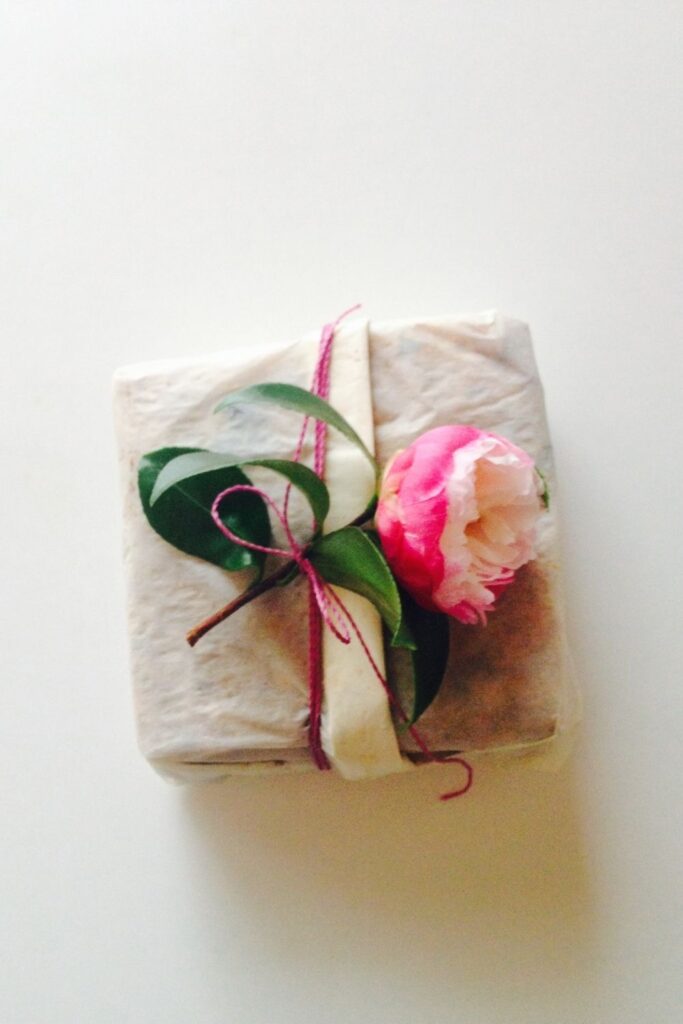 How to wrap a gift with no tape - ZeroWaste 