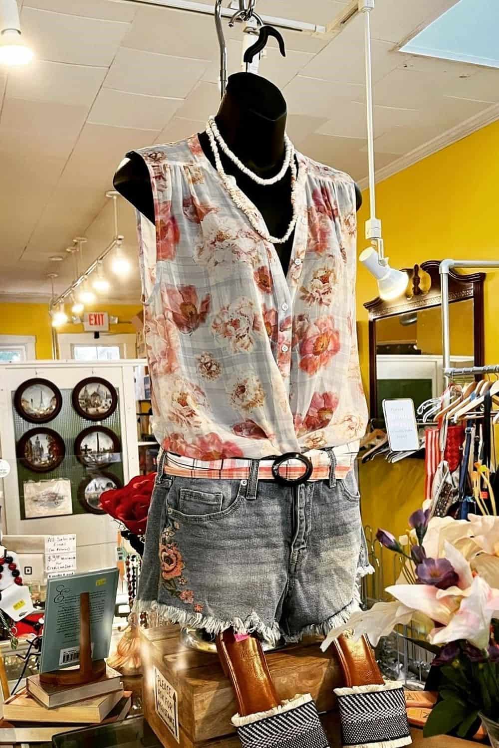 13 Best Thrift Stores In Chicago That Will Blow You Away