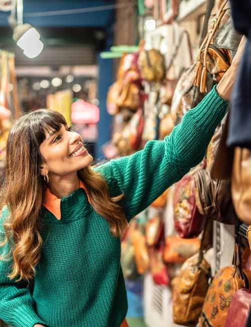 How To Thrift Shop: 7 Thrifting Tips For Second Hand Success Image by FG Trade #thriftingtips #thriftshoppingtips #tipsforthrifting #howtothriftshop #thrifting #sustainablejungle