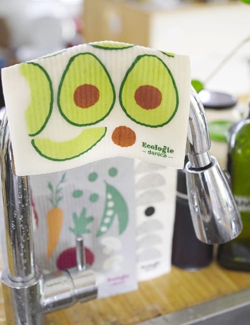 9 Paper Towel Alternatives To Ditch The Flimsy & Embrace Eco-Friendly Image by Sustainable Jungle#papertowelalternatives #papertowelreplacements #bestpapertowelalternative #whattouseinsteadofpapertowels #swedishpapertowelalternative #sustainablejungle